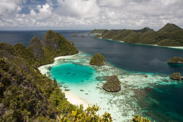 Laguna a vápencových ostrovů v Wayag, Raja Ampat — Stock fotografie