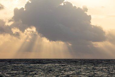 Güneş ışığı Karayip Denizi bulutlarda siluetleri