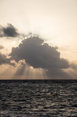 Güneş ışığı Silhouetting bulutlara gündoğumu