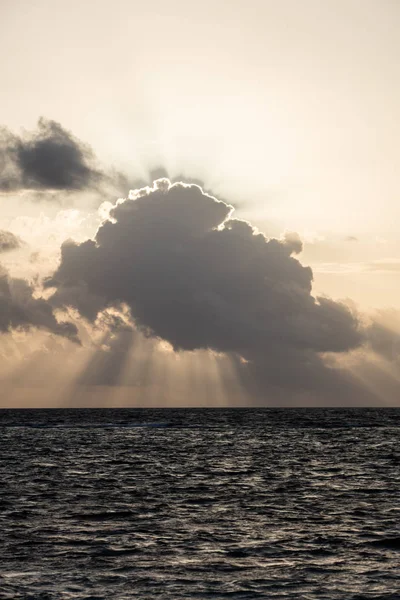 Lumière du soleil Silhouette Nuages au lever du soleil — Photo