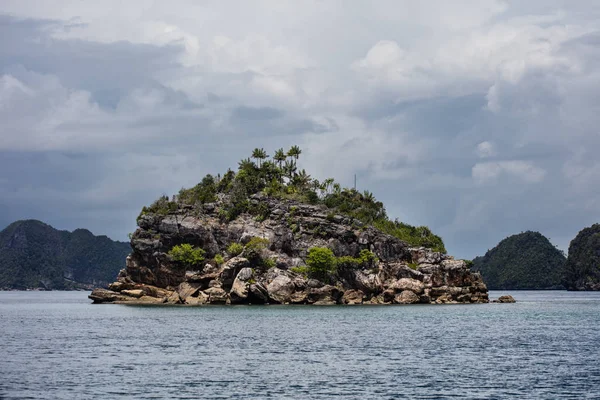 Isla de piedra caliza en Raja Ampat — Foto de Stock