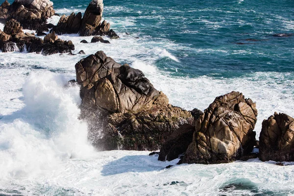 ロッキーはカリフォルニア海岸に波のクラッシュ — ストック写真