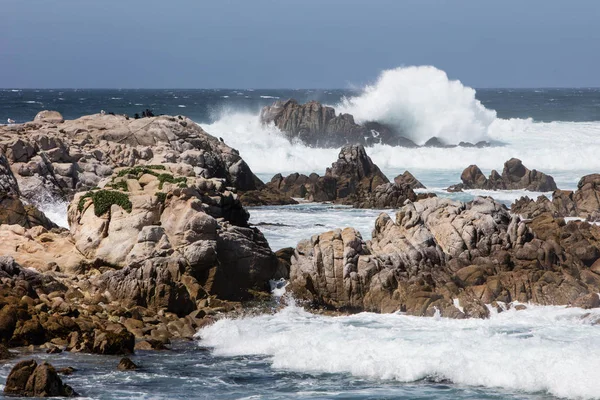 Olas rompiendo en la costa rocosa de California — Foto de Stock