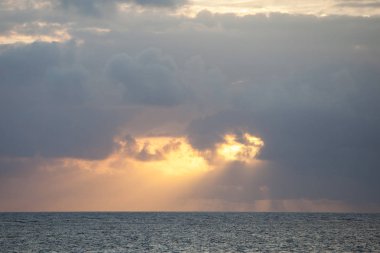 Karayip Denizi üzerinde gündoğumu