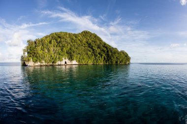Sakin lagün suları ve Palau kireçtaşı Adası