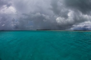 Yağmur bulutları ve Aqua lagün Palau