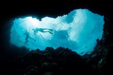 Mavi delik yukarıda snorkelers Drift