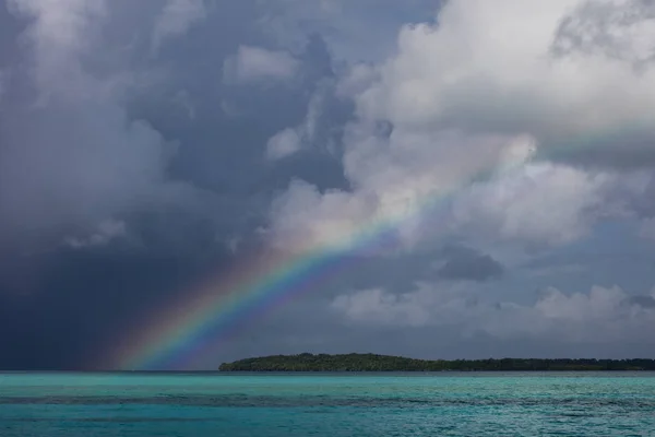 Wunderschöne Regenbogenlandschaft und tropische Lagune — Stockfoto