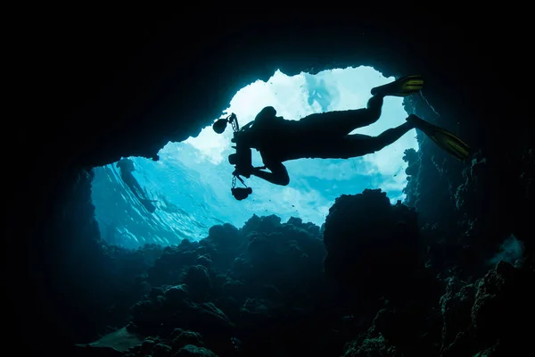 Podvodní fotograf v Blue Hole — Stock fotografie