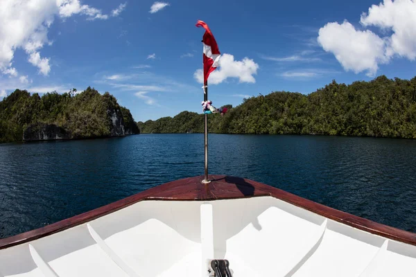 Crociera in barca attraverso Raja Ampat, Indonesia — Foto Stock