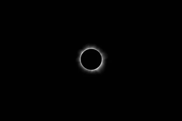 Total Solar Eclipse en zwarte lucht — Stockfoto