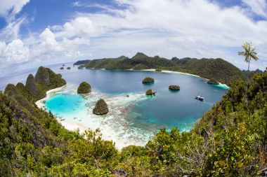 Raja Ampat muhteşem tropik gölünde