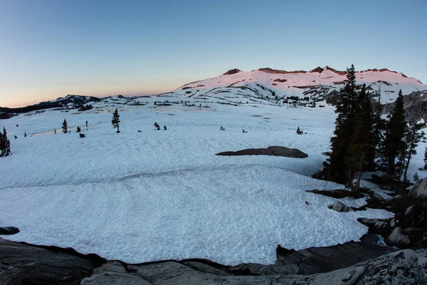 Vroege ochtend licht op bergen in Californië — Stockfoto