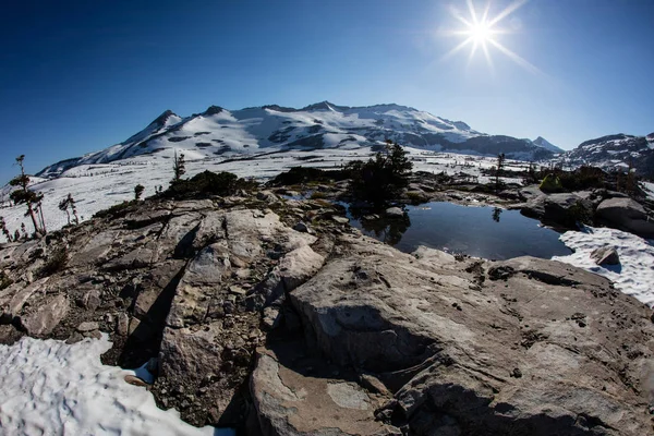 Zonlicht schijnt op berglandschap in Noord-Californië — Stockfoto