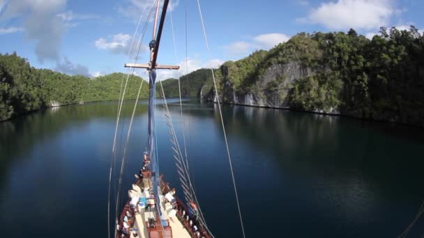 Schip zeilen door Raja Ampat Eilanden — Stockvideo