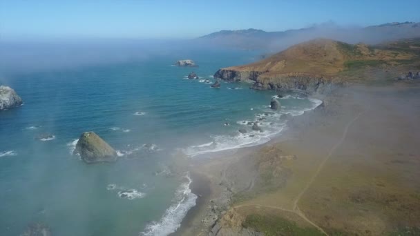 Εναέρια της βόρειας ακτής Καλιφόρνιας και ομίχλη — Αρχείο Βίντεο