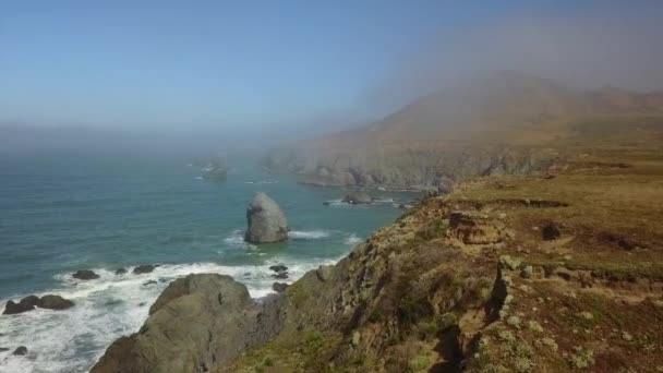 Brume matinale et aérienne de la côte californienne — Video