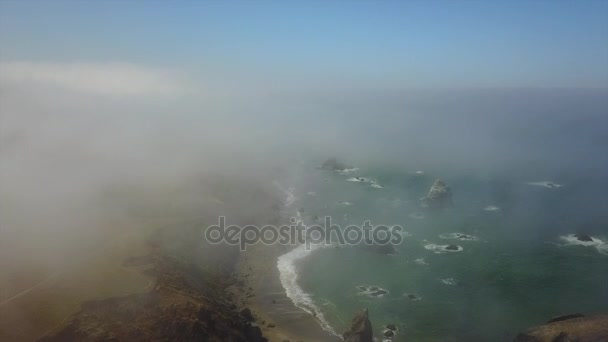 Aérea de la costa brumosa de la costa norte de California — Vídeos de Stock