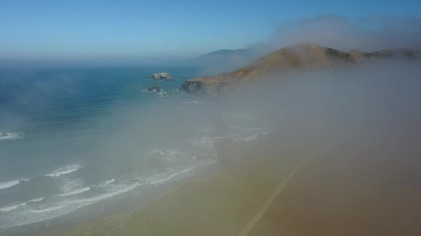 안개와 북부 Californa 코스트의 항공 보기 — 비디오