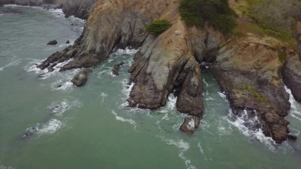 Vue aérienne du rivage rocheux en Californie du Nord — Video