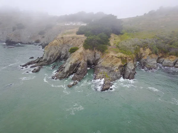 Aereo della costa rocciosa della California nei promontori di Marin — Foto Stock