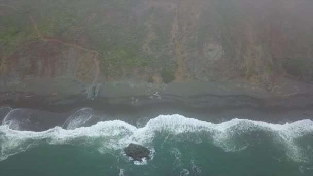 Luchtfoto van Stille Oceaan wassen Agains Noord-Californië kust — Stockvideo