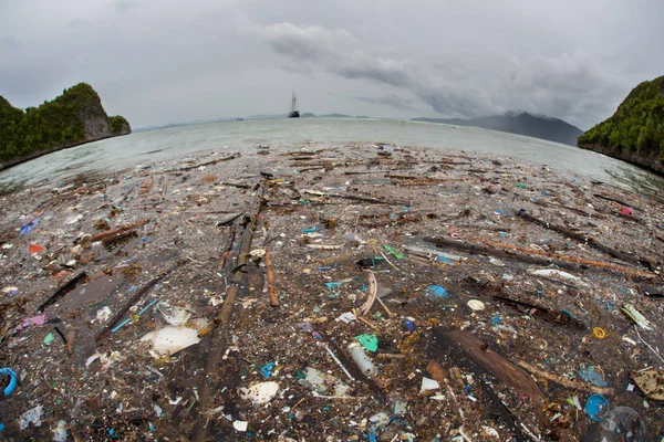 Plastik im Wasser nahe abgelegener Insel in Indonesien — Stockfoto