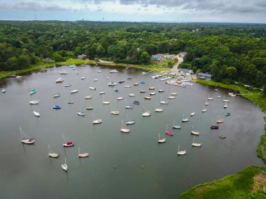Cape Cod üzerinde sakin koyda Yelkenli