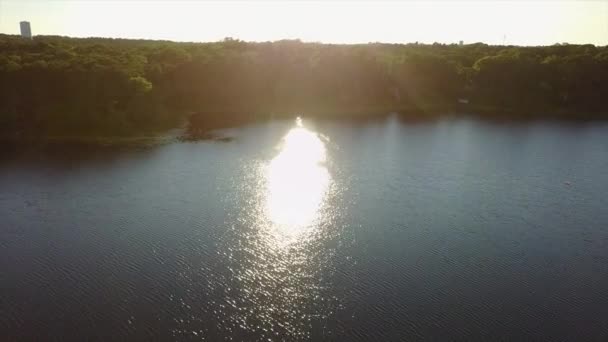 Filmagem aérea da lagoa de água doce no Cabo Cod — Vídeo de Stock