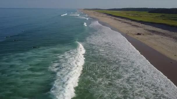 Vågorna tvätt på Cape Cod Beach — Stockvideo