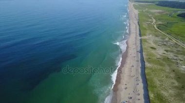 Plaj yaz aylarında hava toplayan