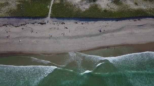 Letecké záběry z Atlantského oceánu a krásné pláže — Stock video