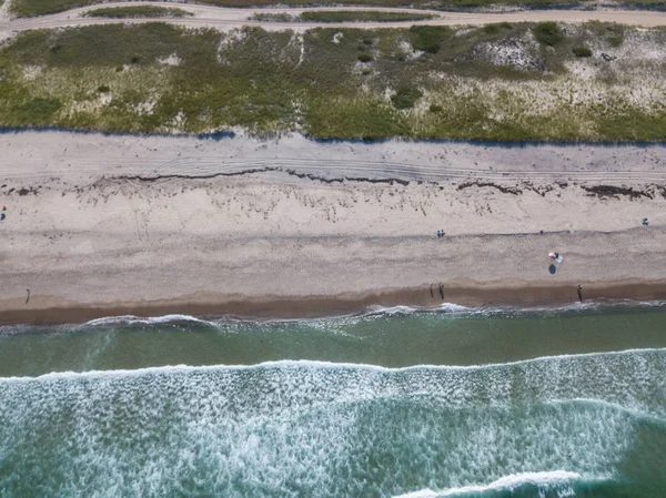 Zdjęcie lotnicze fale i piaszczysta plaża na Cape Cod — Zdjęcie stockowe