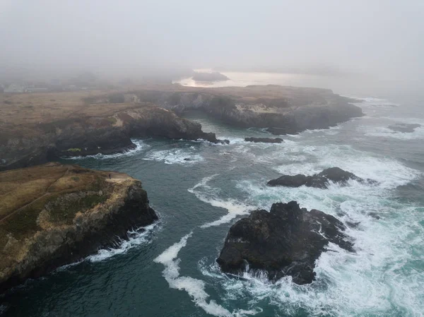 Costa Norte da Califórnia rochosa e aérea de nevoeiro — Fotografia de Stock