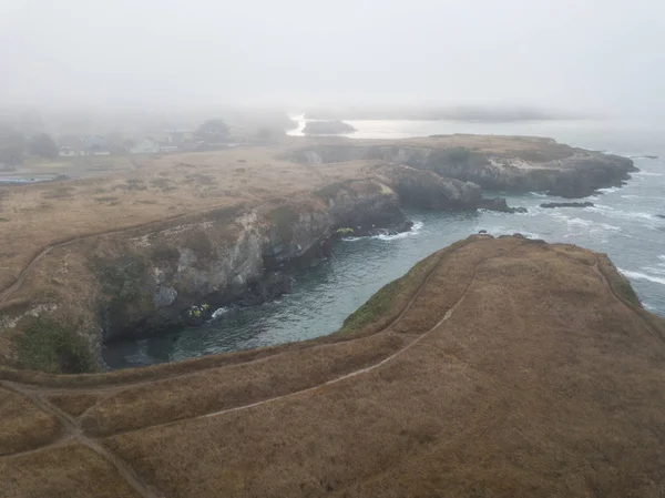 Imagem aérea do nevoeiro e litoral norte da Califórnia em Mendocino — Fotografia de Stock