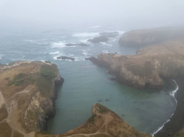 Nevoeiro e litoral norte da Califórnia em Mendocino — Fotografia de Stock