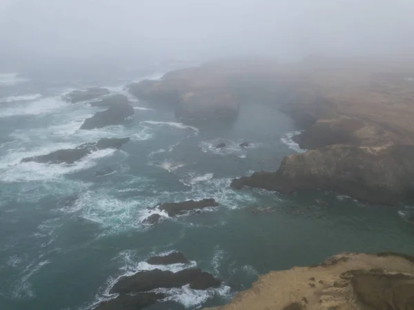 Neblige nordkalifornische Küste in mendocino — Stockfoto