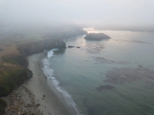 Nebel, Strand und nordkalifornische Küste in Mendocino — Stockfoto