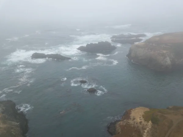 Linea costiera coperta di nebbia della California a Mendocino — Foto Stock