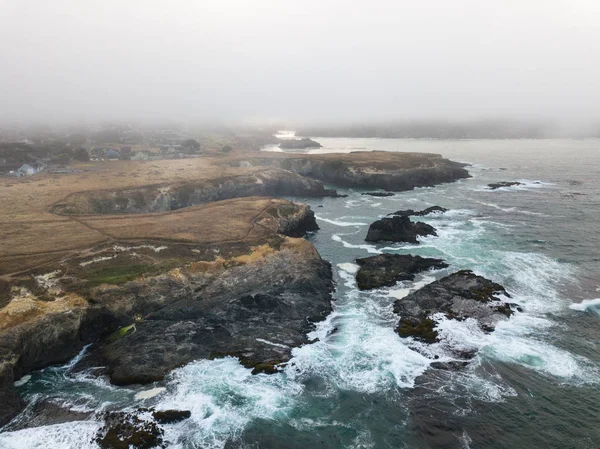 Nebelantenne und nordkalifornische Küste in Mendocino — Stockfoto