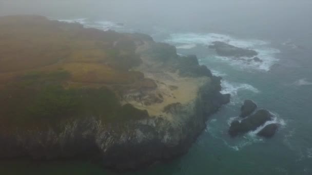Vue aérienne du littoral rocheux du nord de la Californie 