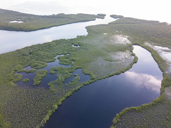 平静的礁湖和红树林在加勒比群岛的鸟瞰图 — 图库照片