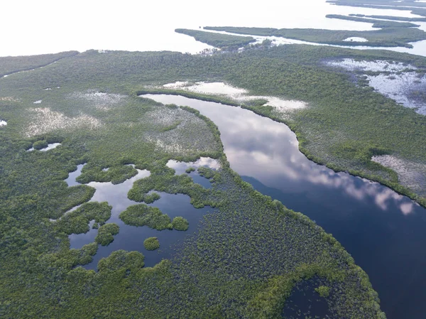 低群岛和加勒比的咸水湖平静的鸟瞰图 — 图库照片