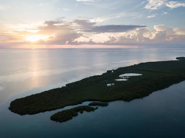 Coucher de soleil et îles basses dans la mer des Caraïbes — Photo