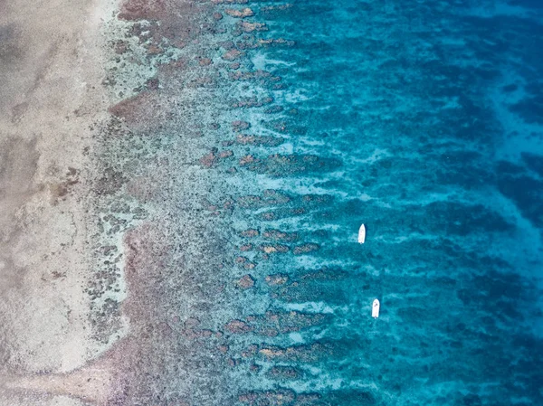 Güzel Karayip mercan kayalığı havadan görünümü
