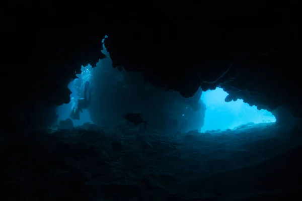 Caverna subaquática escura — Fotografia de Stock