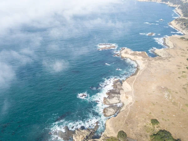 Letecký pohled na mlhy a Kalifornie pobřeží — Stock fotografie
