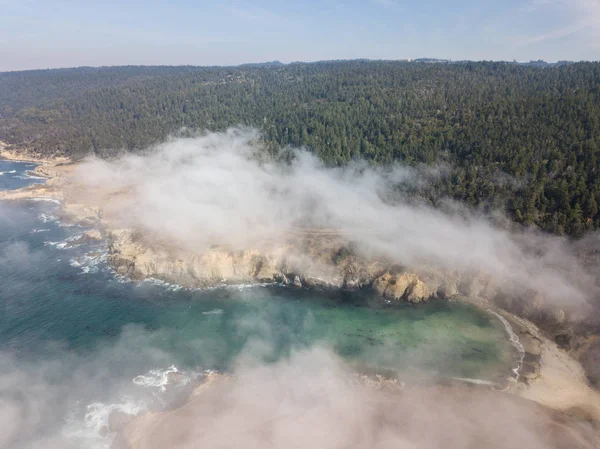 Widok z lotu ptaka mgły Drifting na wybrzeżu Kalifornii — Zdjęcie stockowe