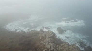 Sis kapsayan California sahil havadan görünümü
