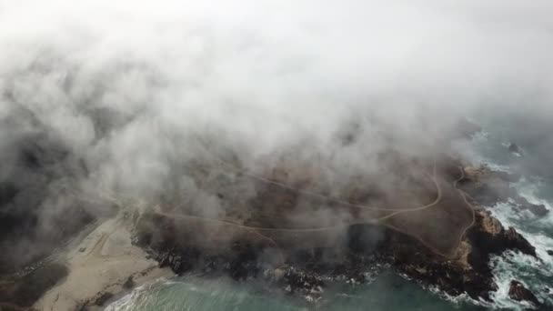 濃い霧の中にカリフォルニアの海岸を漂流の航空写真 — ストック動画